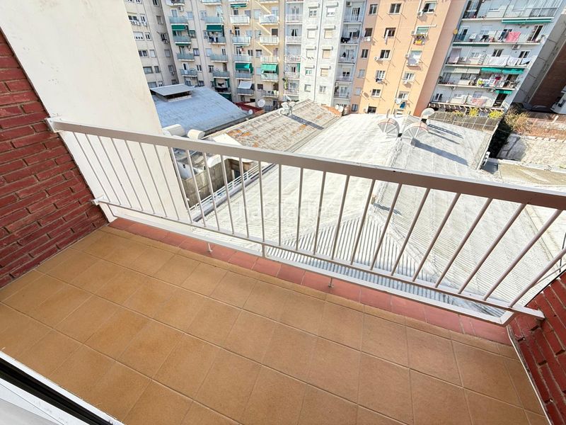 Foto 559a767f-8d39-4c78-90e4-90f17c777f40. Pis a Sants Barcelona