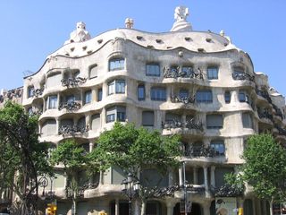 Edificio in La Nova Esquerra de l´Eixample. Finca vertical en venta con rentabilidad  a pasos de estación de