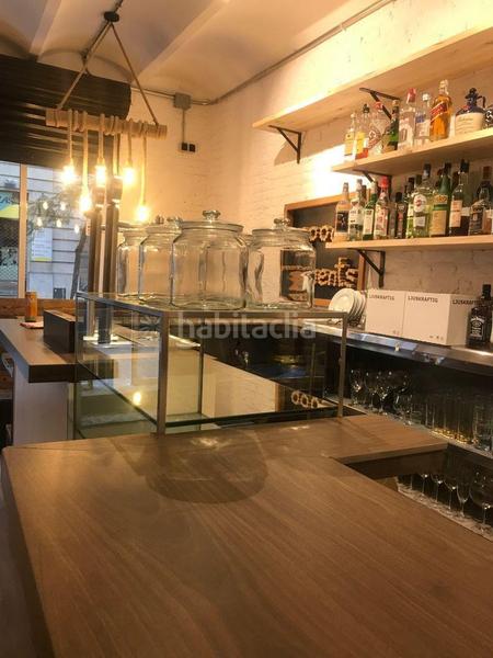 Foto 97e948d2-a485-42e8-af41-f33519644ab6. Alquiler local comercial bar en traspaso con licencia c1 terraza en Barcelona