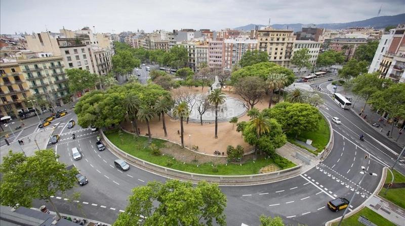 Foto b0d40c82-e16f-42e1-b540-3073227d8b04. Edifici a Dreta de l´Eixample Barcelona