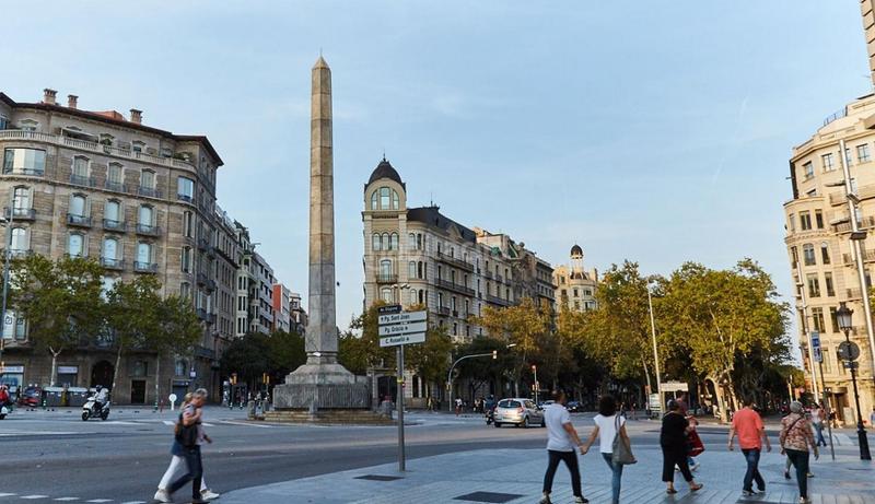 Foto f69662bc-847f-49a6-a812-069a65afd30c. Edifici a Dreta de l´Eixample Barcelona
