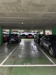 Parking coche en Llefià. Amplia plaza de parking en propiedad