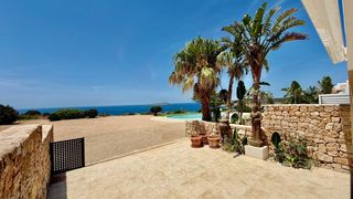Casa adossada a Cala Vedella-Cala Tarida. Preciosa casa adosada en acantilado frente al mar  entre cala ta