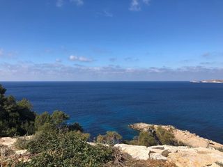 Casa a schiera in Cala Vedella-Cala Tarida. Preciosa casa adosada en acantilado frente al mar  entre cala ta