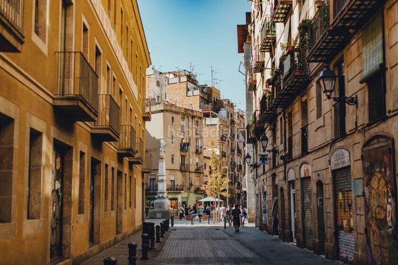 Foto f1567846-e838-413a-a595-07ae331e43c9. Pis a Raval Barcelona