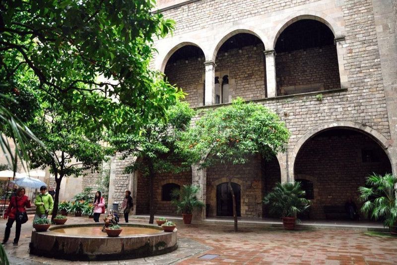 Foto 7b6ec4a7-3631-450c-b0c6-436d826d1389. Edificio  en venta en el gotic en Gòtic Barcelona