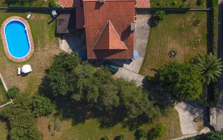 Xalet  La hilera. Espectacular chalet con piscina y jardín en torrelavega