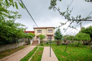Xalet a Cudón. Casa con terreno de 4000m2 con vistas al mar