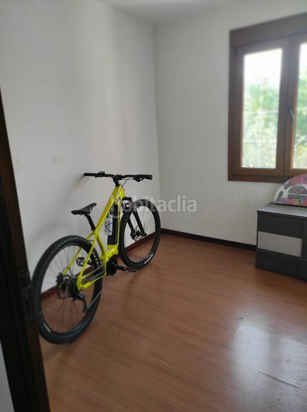 Foto ef9a847c-2fc6-47f8-8fe4-809fede04bc0. Edificio  con varias plantas en beade en Valadares - Beade Vigo