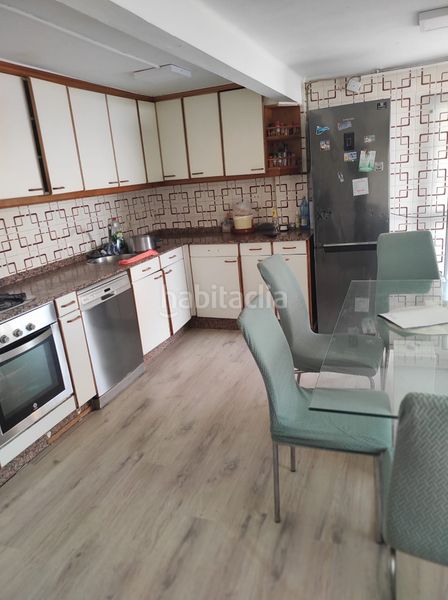 Foto f9272813-9ef0-4338-a91a-4a892ad741e2. Edificio  con varias plantas en beade en Valadares - Beade Vigo