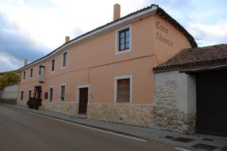 Masia  Calle duque de alba. Unipal vende casa rústica con patio a la entrada de ampudia vini