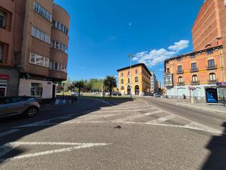 Appartement  Calle eduardo dato. Unipal vende piso ideal de cuatro dormitorios, dos baños en plen