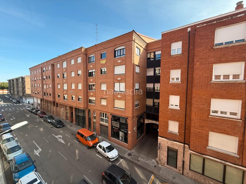 Foto ef0b0f28-037e-4e24-b830-e5952e18b078. Piso unipal vende en exclusiva piso para entrar a vivir en francisco pizarro, en la zona de avda santander (ave maria). en Palencia