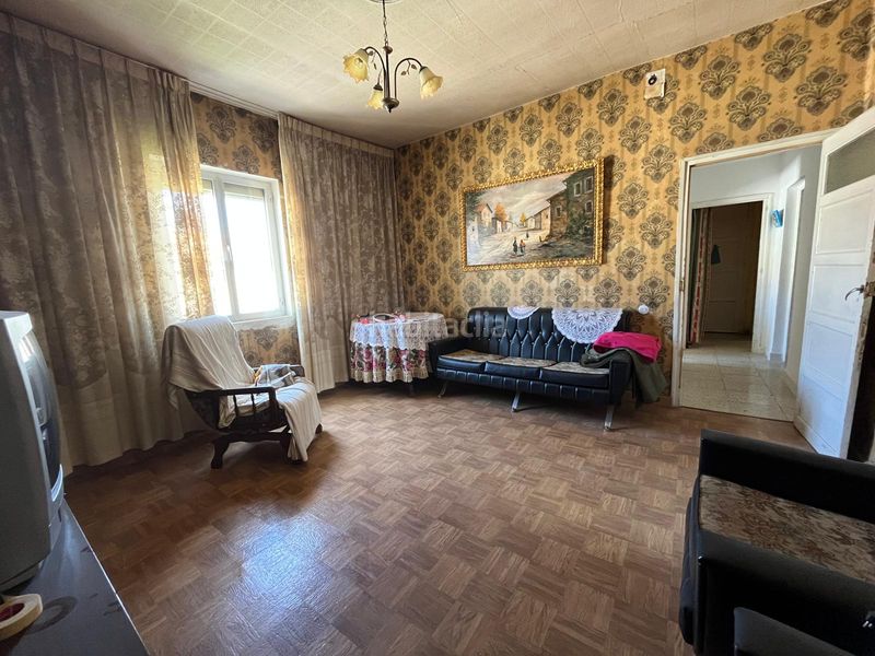 Foto 592c5d2a-e513-49d8-8f0a-b19f2829112e. Piso unipal vende piso económico de tres dormitorios, un baño, muy luminoso en paseo victorio macho (Ave María). en Palencia