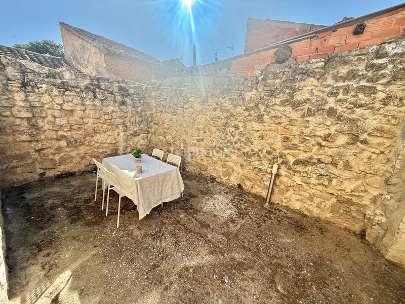 Foto 9993615c-ec0d-4b69-9fe0-152d5a9e72f1. Casa amb xemeneia a Torquemada