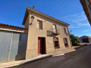 Haus  Calle imperio. Unipal vende esta amplia propiedad situada en capillas, pertenec