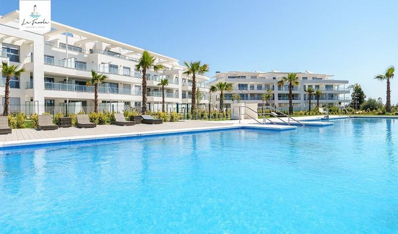 Foto 0c1ca18e-86e8-40c9-aa89-e04a4a20f684. Apartament amb aparcament piscina a El Faro de Calaburra - Chaparral Mijas