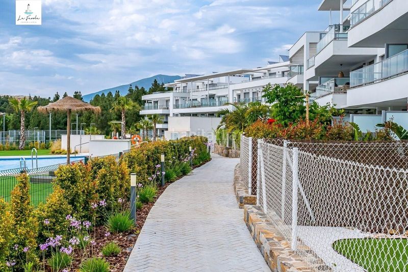 Foto c883642c-966f-4c53-a02d-f3703a692008. Apartament amb aparcament piscina a El Faro de Calaburra - Chaparral Mijas