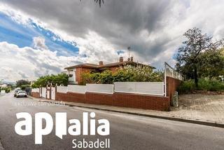 Chalet  Carrer john lennon de. Espectacular casa esquinera con gran parcela en castellarnau, sa