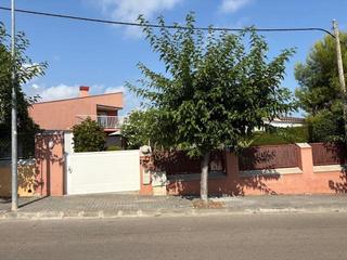 Xalet  Avenida de terme. Encantadora casa familiar con jardín y vistas al mar en vilanova