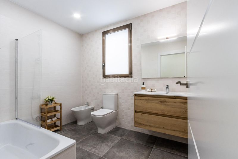 Foto 7c318a9d-2fb9-4e09-87dd-930770a69760. Casa amb aparcament piscina a Eixample Sabadell