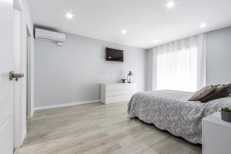Foto b7e13c7f-09aa-4d71-815f-081ad7869e7d. Casa amb aparcament piscina a Eixample Sabadell