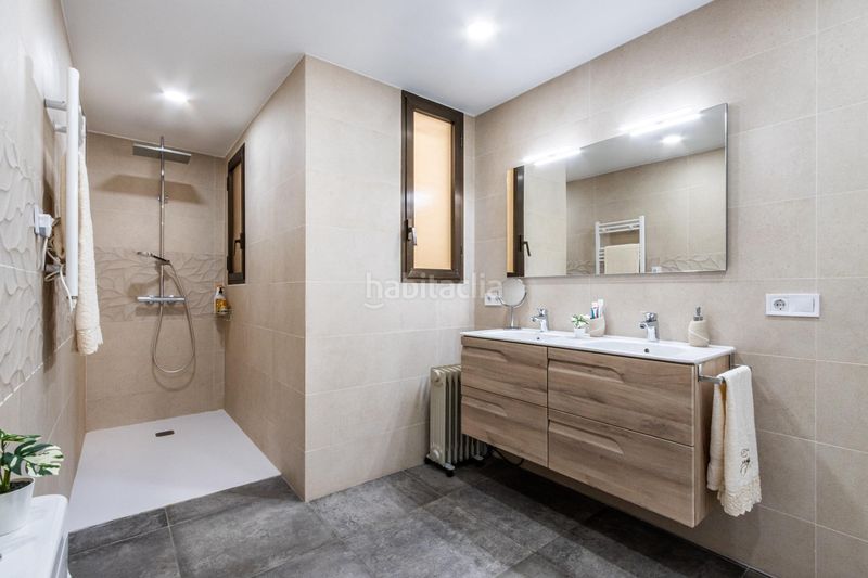 Foto bc193bdf-08bf-4f35-8525-2820e1f15cd8. Casa amb aparcament piscina a Eixample Sabadell