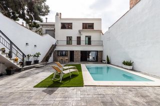 Casa a Eixample. Espectacular casa reformada de 10 m de fachada y piscina a 1 pas
