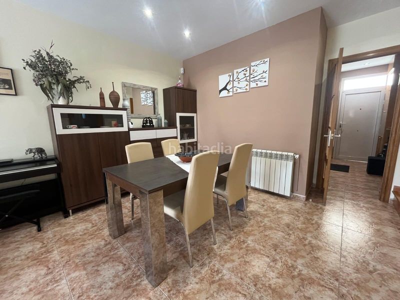 Foto 91ea2b1b-6440-4f05-8741-d18545fc5597. Casa aparellada amb calefacció aparcament a Concòrdia Sabadell