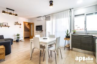 Dachwohnung  Carrer de les tres creus. Ático dúplex de 120 m2 con terraza íntima y vistas despejadas  c