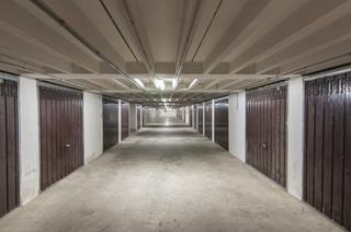 Parking coche en Colindres - calle menéndez pelayo 14. Garaje cerrado en venta en colindres
