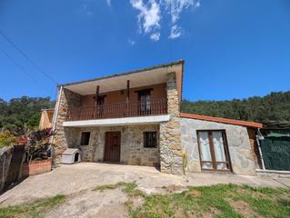 Casa aparellada a Voto. Casa pareada de piedra en secadura