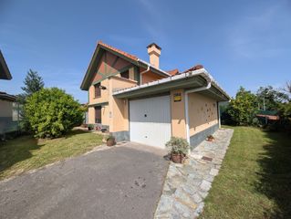 Casa a Bárcena de Cicero. Chalet unifamiliar independiente en gama  urbanización palacio d