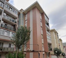 Piso en Kabiezes. Piso de cuatro habitaciones a dos minutos del metro