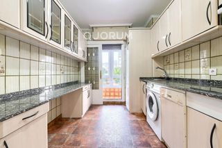 Piso en Cruces. Vivienda de tres habitaciones con ascensor a nivel de calle