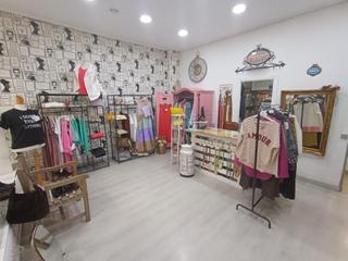 Lloguer Local Comercial a Zorrotza. Se alquila local comercial en buen estado y con gran almacén en
