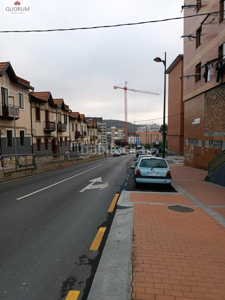 Foto 7fd2d205-b89f-479b-ab78-61e9484b6308. Parking coche se vende parcela de garaje con trastero en baralado zona llano cruces. en Barakaldo