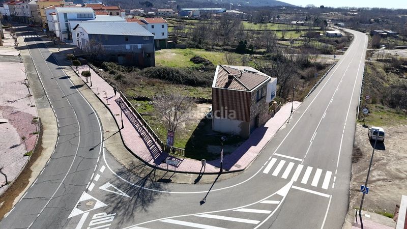 Foto b003694e-a6e7-4380-b93b-cf08df9f8d16. Terreny residencial a avenida del valle 37 a Piornal