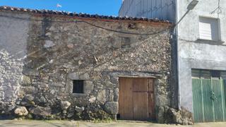 Masia a Travesía colón 21. Venta de parcela construida en piornal-valle del jerte