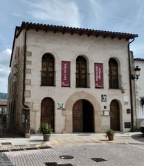 Edificio in Plaza eulogio alonso elizo 2. Venta de negocio rural en el valle del jerte.albergue-restaurant