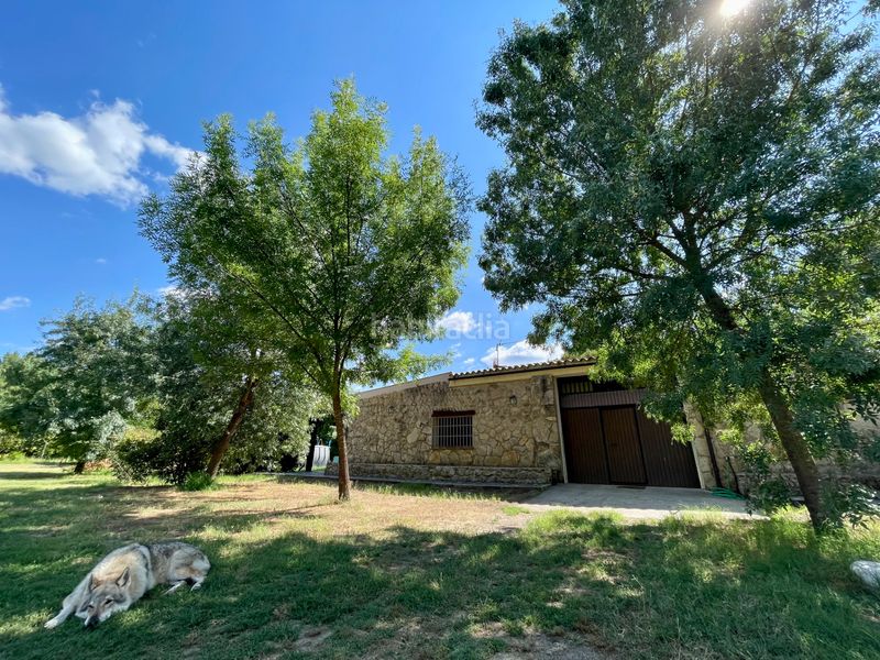 Foto b6985f77-acd0-44a1-bdf0-8191599236c9. Xalet amb xemeneia calefacció aparcament piscina a Casas del Castañar