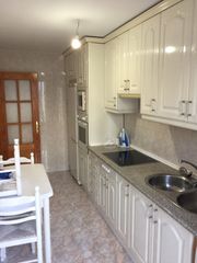 Miete Etagenwohnung in Calle tornavacas 33. Se alquila piso de 4 habitaciones, 2 baños, salón, cocina, lavad