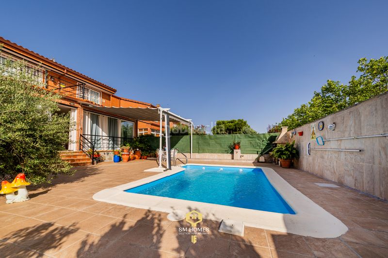 Foto df5f80f7-8521-4c3c-9d10-b34381495b40. Xalet amb calefacció aparcament piscina a Meco pueblo Meco