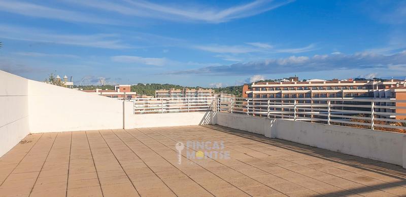 Foto 3baae196-7ab1-42e1-93ac-ec00a1db614d. Ático en avinguda pere molas 11 en esta terraza te sentirás como un rey en Salou