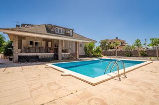 Chalet  Garbí. Chalet independiente con piscina y placas solares en molí den ma