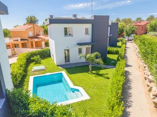 Chalet  De les mèlies. Villas de obra nueva con piscina en bonmont golf, acceso directo