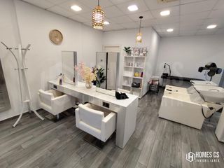 Lloguer Local Comercial  D'extremadura. Peluquería en alquiler con traspaso, totalmente equipada y con l