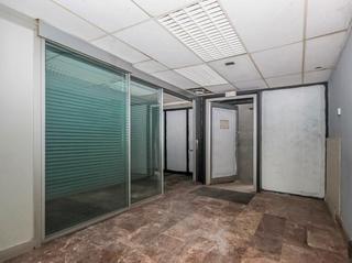 Local commercial dans Carrer de fluvi 213. Local de 109m2 a pie de calle