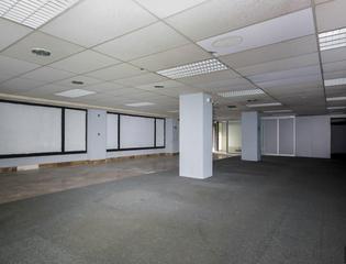Local Comercial en Carrer de fluvi 213. Local de 320 m2 a pie de calle