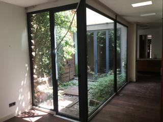 Piso en Carrer de la creu dels molers 76. ¡oportunidad en sants! piso con terraza y patio por reformar
